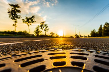 Kırsalda gün batımı, otoyolda yaklaşan araba.. 