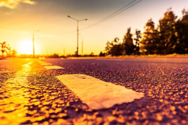 Kırsalda gün batımı, boş otoyol.