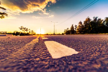 Kırsalda gün batımı, boş otoyol.