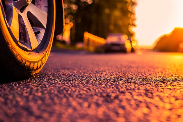 Sonnenuntergang Der Stadt Der Herannahende Transporter Auf Der Autobahn Nahaufnahme — Stockfoto