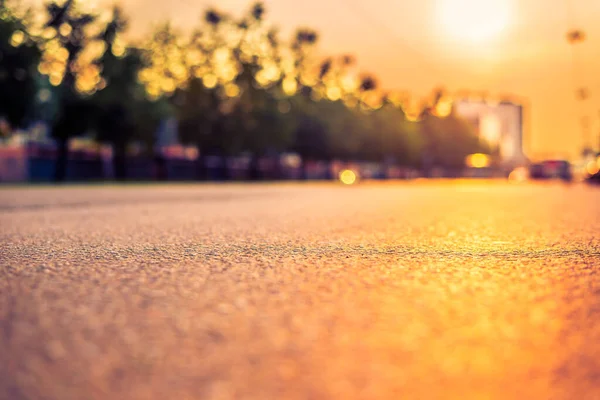 Sonnenuntergang Der Stadt Der Herannahende Transporter Auf Der Autobahn Nahaufnahme — Stockfoto