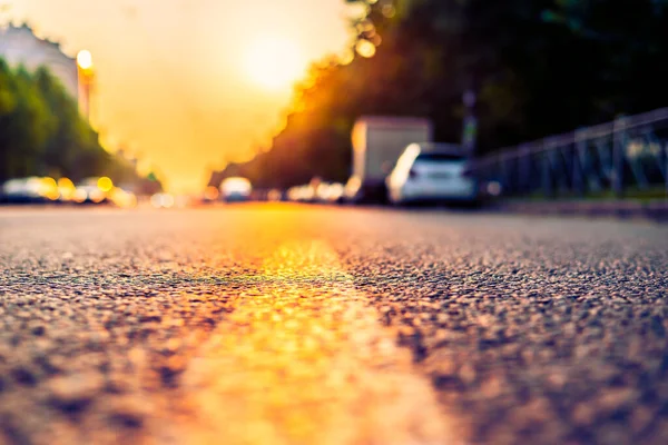 Puesta Sol Ciudad Los Faros Los Coches Que Acercan — Foto de Stock