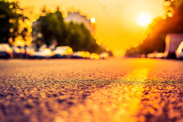 街の夕日接近する車のヘッドライト — ストック写真