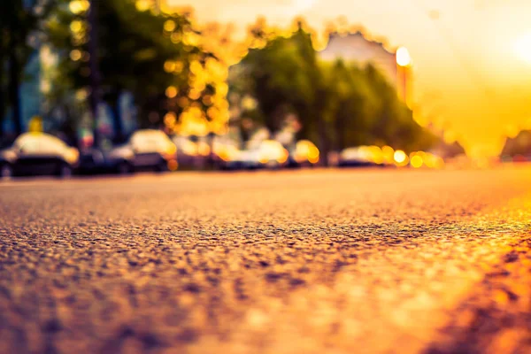 街の夕日駐車場のある空の道路 — ストック写真