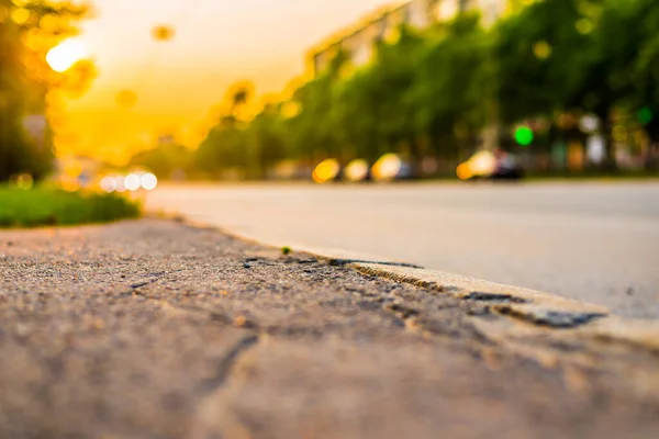 Puesta Sol Ciudad Los Faros Los Coches Que Acercan — Foto de Stock