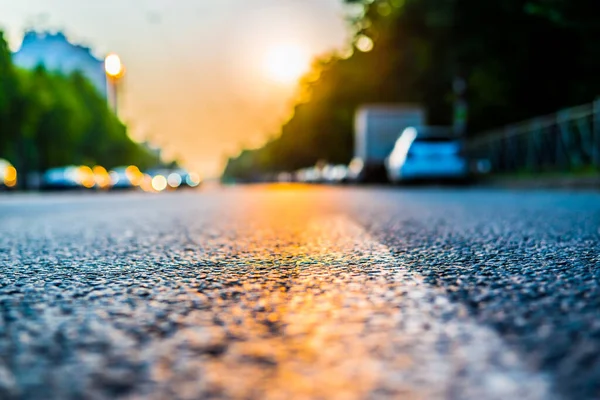 Puesta Sol Ciudad Los Faros Los Coches Que Acercan — Foto de Stock