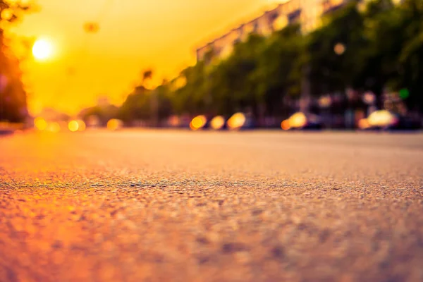 Puesta Sol Ciudad Furgoneta Que Acerca Carretera Cerca — Foto de Stock