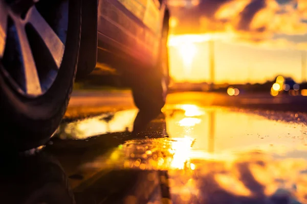 Sonnenuntergang Nach Regen Die Scheinwerfer Des Herannahenden Autos Auf Der — Stockfoto