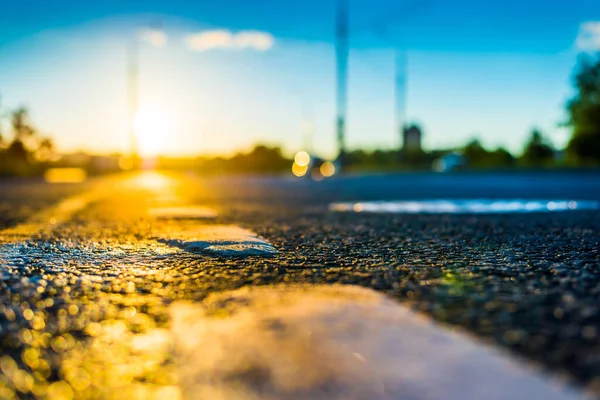Sonnenuntergang Nach Regen Die Leere Autobahn Nahsicht — Stockfoto