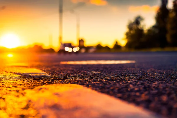 雨の後の日没 道路上の接近車のヘッドライト — ストック写真