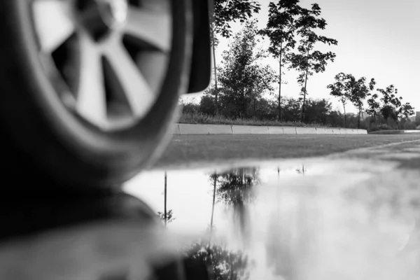 Solnedgång Efter Regn Den Tomma Motorvägen Närbild — Stockfoto