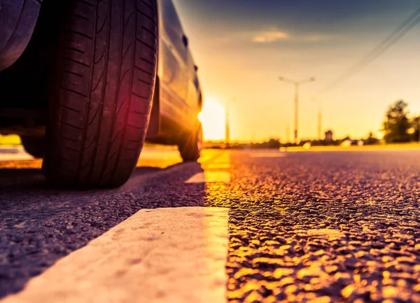 Kırsalda gün batımı, boş otoyol. 