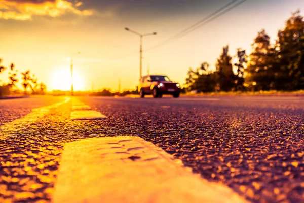 Ηλιοβασίλεμα Στην Εξοχή Αυτοκίνητο Στην Εθνική Οδό Ευρεία Γωνία — Φωτογραφία Αρχείου