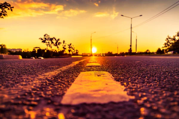 Puesta Sol Campo Los Faros Del Coche Que Acerca —  Fotos de Stock