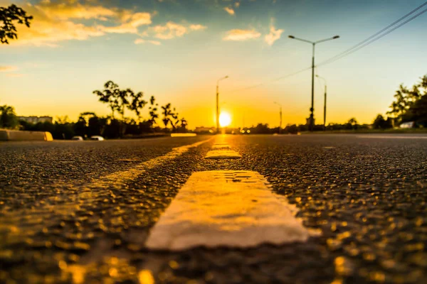 Zonsondergang Het Land Koplampen Van Naderende Auto — Stockfoto