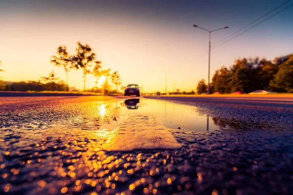 Sonnenuntergang Nach Regen Das Auto Straßenrand Geparkt Nahsicht — Stockfoto