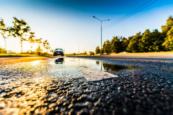 Puesta Sol Después Lluvia Coche Estacionado Borde Carretera Vista Cerca — Foto de Stock