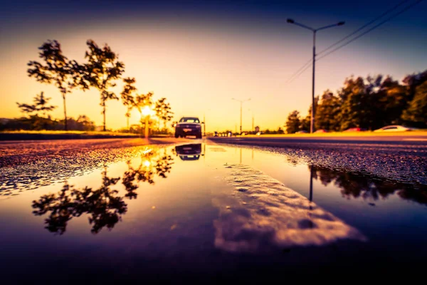 Puesta Sol Después Lluvia Coche Estacionado Borde Carretera Vista Cerca —  Fotos de Stock