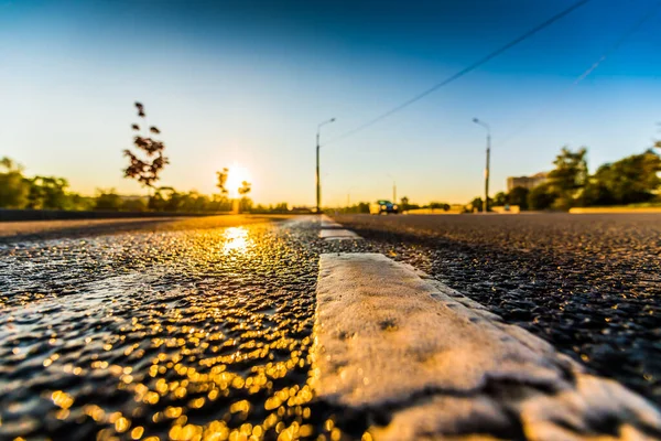 Pôr Sol Após Chuva Faróis Carro Aproximando Estrada — Fotografia de Stock