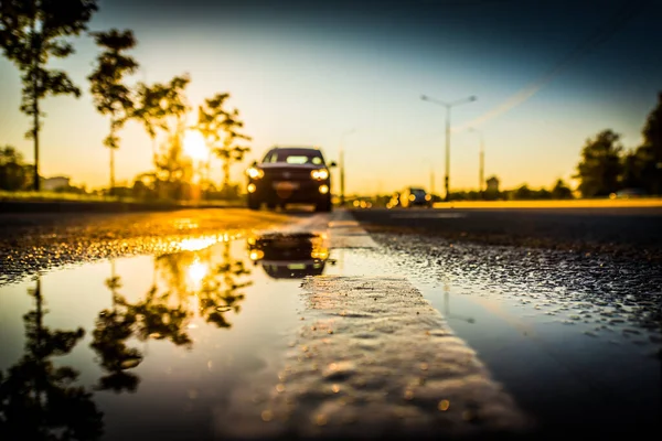 Sonnenuntergang Nach Regen Die Fahrenden Autos Auf Der Autobahn — Stockfoto