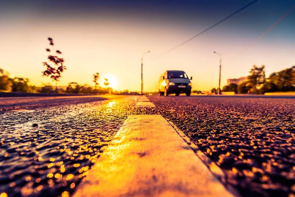 Sonnenuntergang Nach Regen Sonne Spiegelt Sich Nassen Straßenbelag — Stockfoto