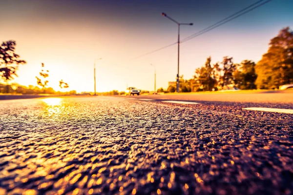 Pôr Sol Após Chuva Faróis Carro Aproximando Estrada — Fotografia de Stock