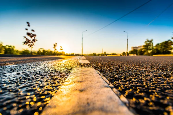 雨の後の日没 日ぬれた道路の表面に反映 — ストック写真