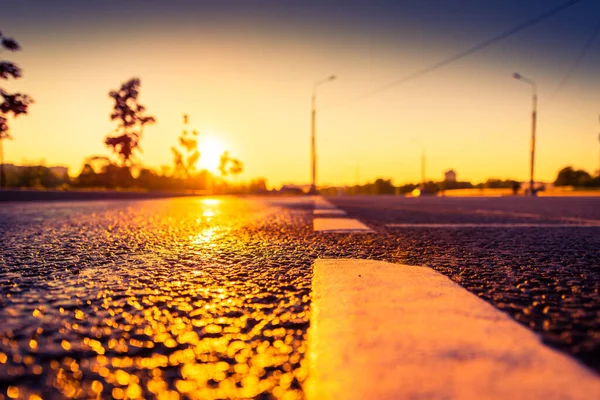 Sonnenuntergang Nach Regen Sonne Spiegelt Sich Nassen Straßenbelag — Stockfoto