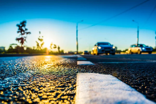 Sonnenuntergang Nach Regen Die Scheinwerfer Des Herannahenden Autos Auf Der — Stockfoto