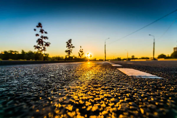 Sonnenuntergang Nach Regen Sonne Spiegelt Sich Nassen Straßenbelag — Stockfoto