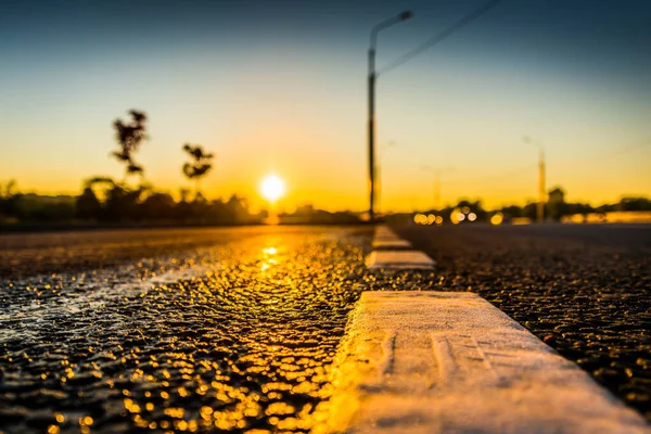 Tramonto Dopo Pioggia Fari Della Macchina Avvicinamento Sulla Strada — Foto Stock