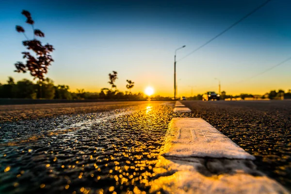 Pôr Sol Após Chuva Faróis Carro Aproximando Estrada — Fotografia de Stock