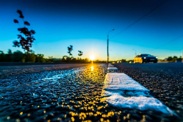 Puesta Sol Después Lluvia Reflejo Del Sol Superficie Húmeda Del —  Fotos de Stock