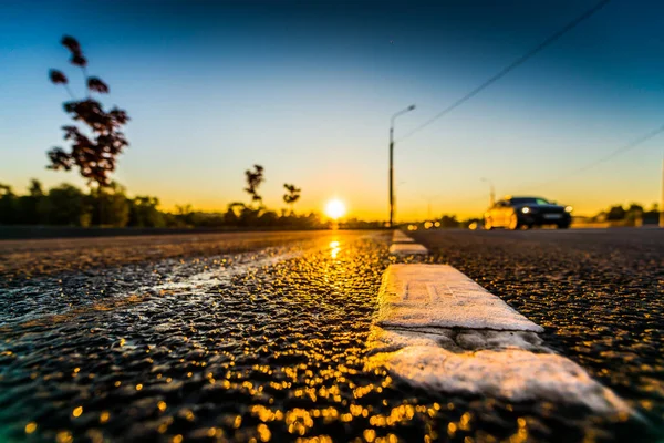 Sonnenuntergang Nach Regen Sonne Spiegelt Sich Nassen Straßenbelag — Stockfoto