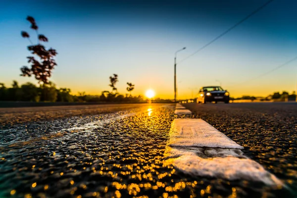 Sunset Rain Sun Reflecting Wet Road Surface — Stok fotoğraf