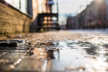 Sonbaharın sonlarında sokaklar, aydınlatılmış güneş..