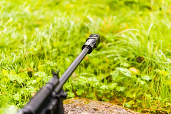 Apuntando Rifle Hierba Otoño Cubierta Rocío Matutino — Foto de Stock