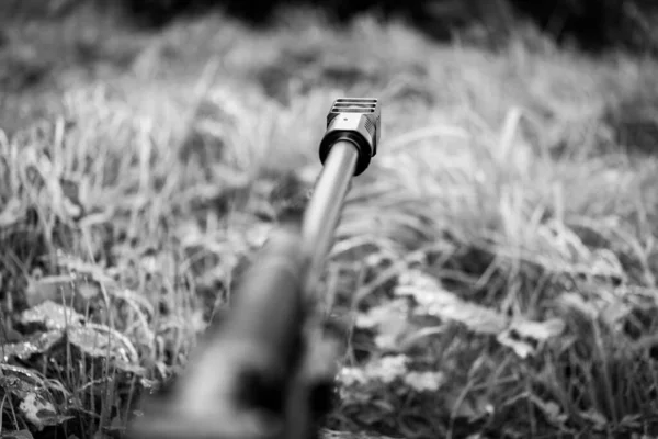 Das Gewehr Herbstlichen Gras Das Mit Morgentau Bedeckt Ist — Stockfoto