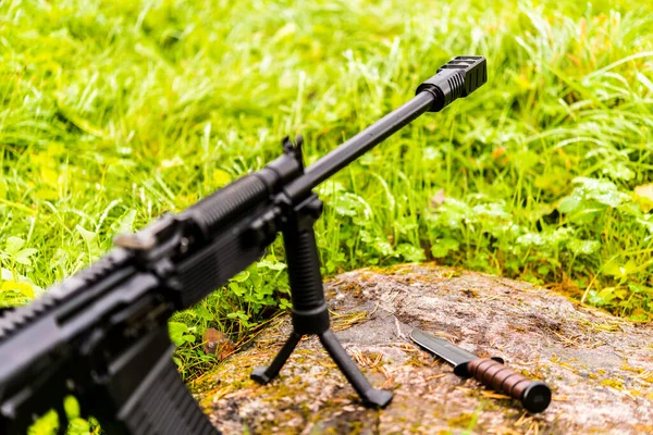 Gewehr Auf Zweibein Und Kampfmesser Auf Einem Felsen Gras — Stockfoto