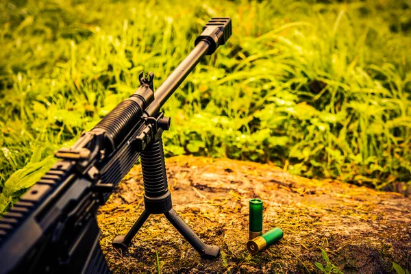 Espingarda Bipé Com Balas Calibre Uma Rocha — Fotografia de Stock