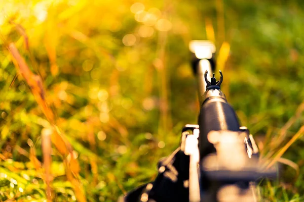 Güz Çimlerinde Sabah Çiğ Taneleriyle Kaplanmış Bir Tüfeği Nişan Almak — Stok fotoğraf