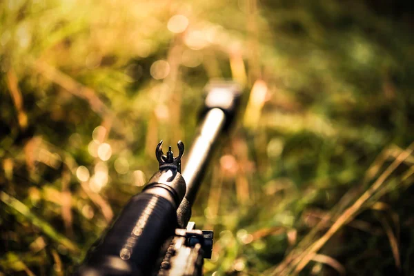 Visant Fusil Dans Herbe Automne Recouvert Rosée Matinale — Photo