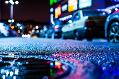 Büyük şehirde yağmurlu bir gece, otoyolda geçen arabalar.... 