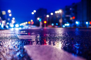 Büyük şehirde yağmurlu bir gece, fenerli boş bir yol..