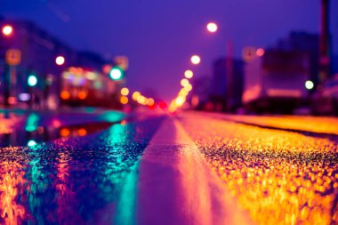 Büyük şehirde yağmurlu bir gece, fenerli boş bir yol..