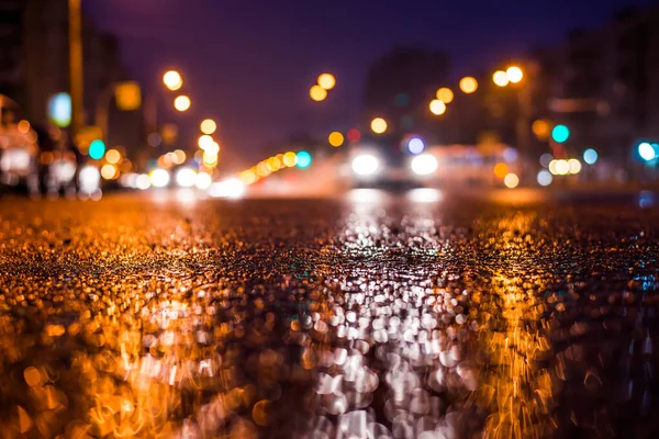 Büyük Şehirde Yağmurlu Bir Gece Birikintileri Olan Boş Bir Yol — Stok fotoğraf