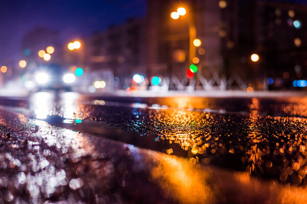 Дождевая ночь в большом городе, пустая дорога с фонарями.