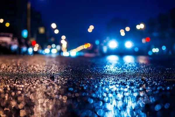 Büyük Şehirde Yağmurlu Bir Gece Parlak Vitrinleri Olan Bir Cadde — Stok fotoğraf