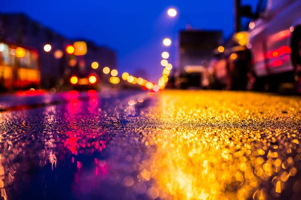 雨夜在大城市 街道上有明亮的商店橱窗 — 图库照片