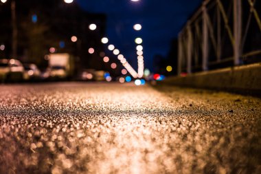 Büyük şehirde yağmurlu bir gece, boş bir yol. Görüntüyü kapat